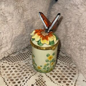 Bombay Ceramic Floral Print Butterfly Candle/a trinket box after candle gone👍